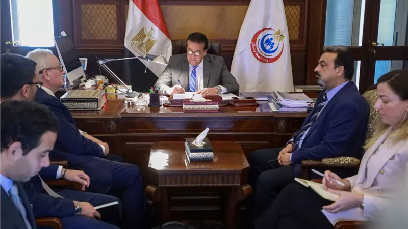 وزير الصحة يبحث مع مجموعة 