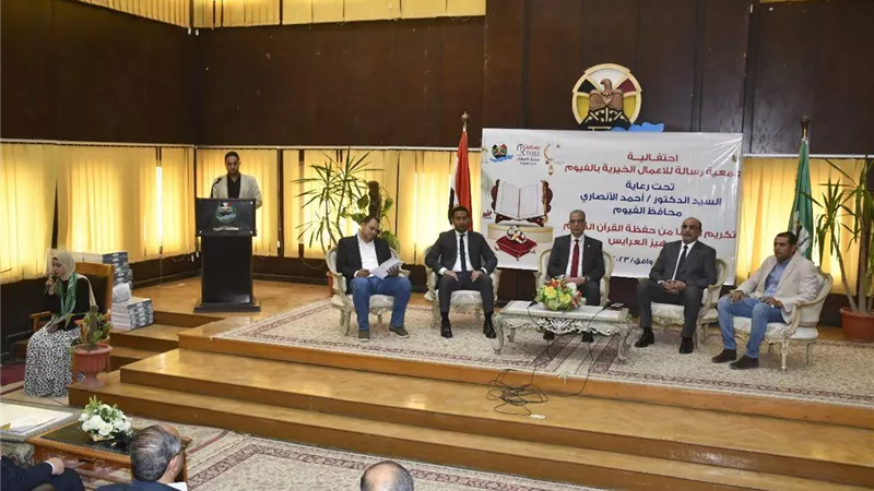 المحافظ يكرم حفظة القرآن الكريم ويسلم أجهزة العرائس لغير القادرات