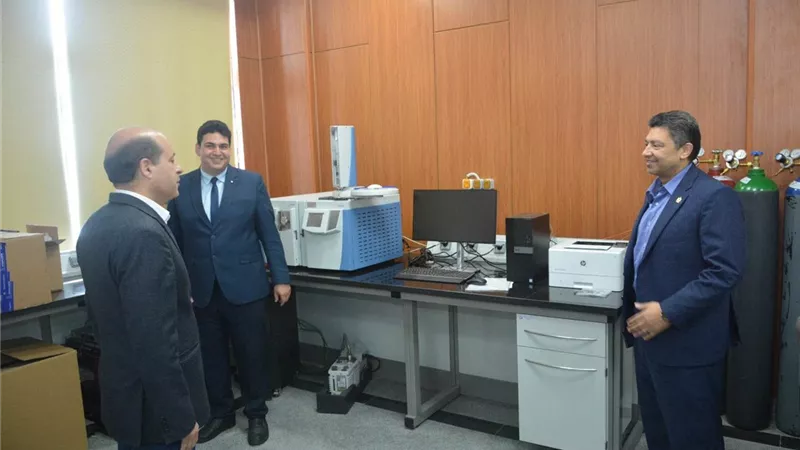 رئيس جامعة دمياط يتفقد مركز التميز البحثي في العلوم الزراعية
