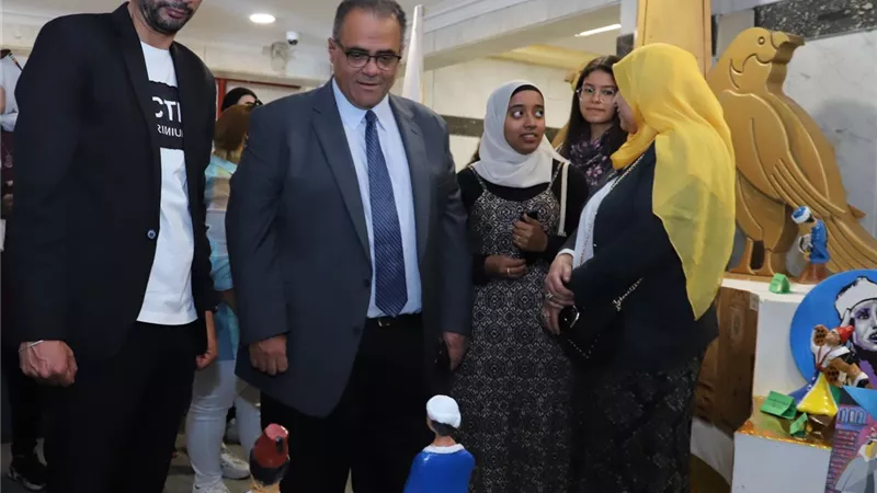 نائب رئيس جامعة عين شمس يفتتح معرض 
