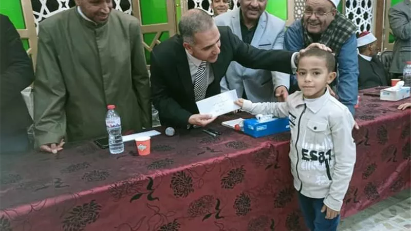 رئيس مركز الداخلة يكرم حفظة القرآن الكريم والأمهات المثاليات ٢٠٢٣