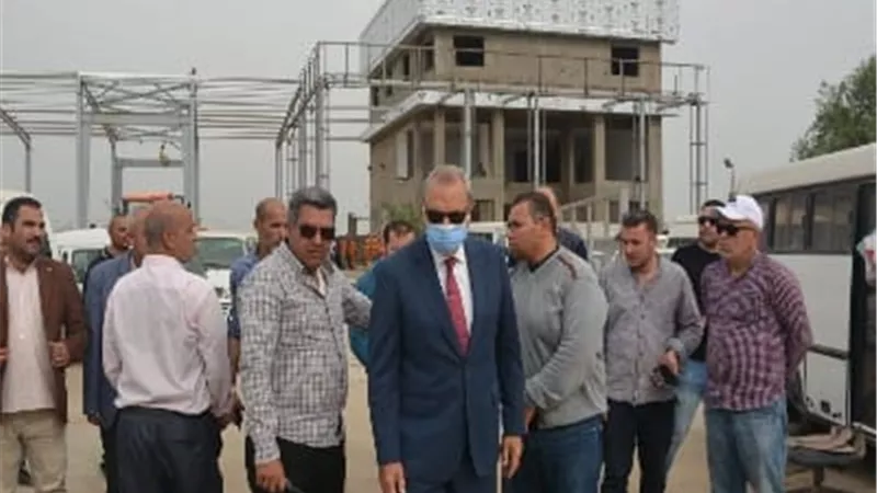 الهجان يتابع إزالة أحد الجمالونات المخالفةويحيل المسئول للتحقيق