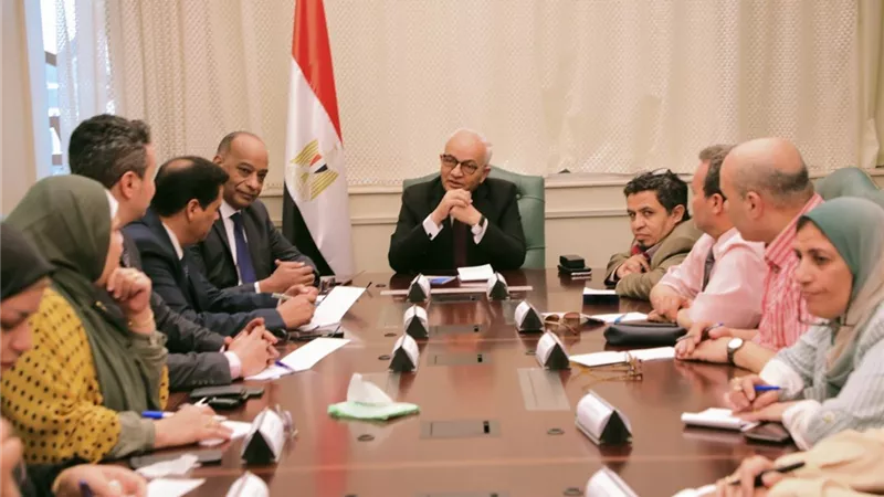 حجازي يجتمع مع الإدارة المركزية لتطوير المناهج في العاصمةالإدارية