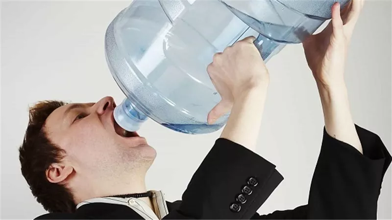 احذر.. ٥ أضرار قد تصيبك بسبب تناول المياه بكثرة فى السحور