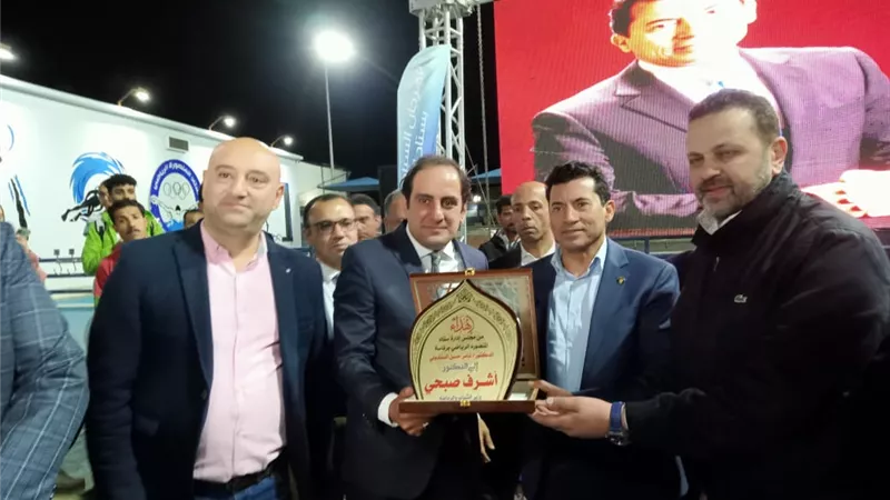 وزيرالشباب يضع حجرأساس صالة الألعاب الإلكترونية بنادي جزيرة الورد