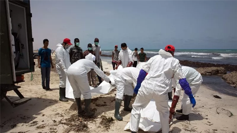 اليونان: مقتل مهاجر وإنقاذ 47 آخرين بعد اصطدام زورقهم بصخور
