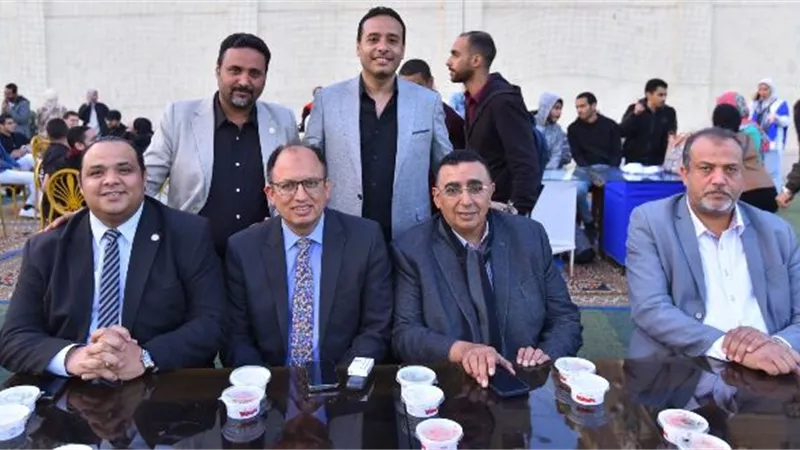 رئيس جامعة حلوان يشارك فى إفطار هندسة المطرية.. بالصور