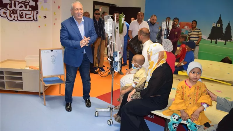 محافظ الاقصر يحتفل بعيد الفطر مع الاطفال مرضي السرطان