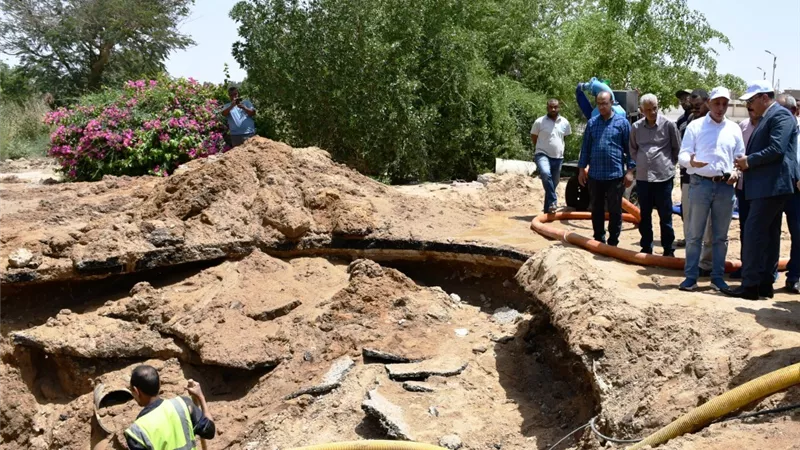 محافظ أسوان يتابع إصلاح كسر خط مياه الشرب المغذى لحى الصداقة