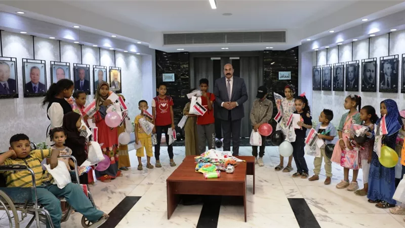 محافظ أسوان يوزع هدايا ومعايدات العيد على الأطفال