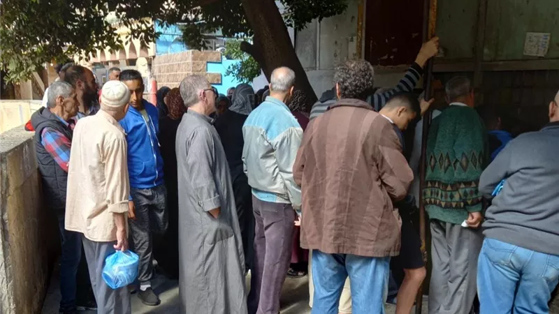 طوابير علي محال الطعمية والكبدة في ليلة العيد بالاسكندرية