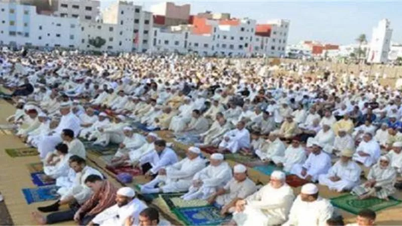 ماذا يفعل من ادرك الامام فى تشهد صلاة العيد
