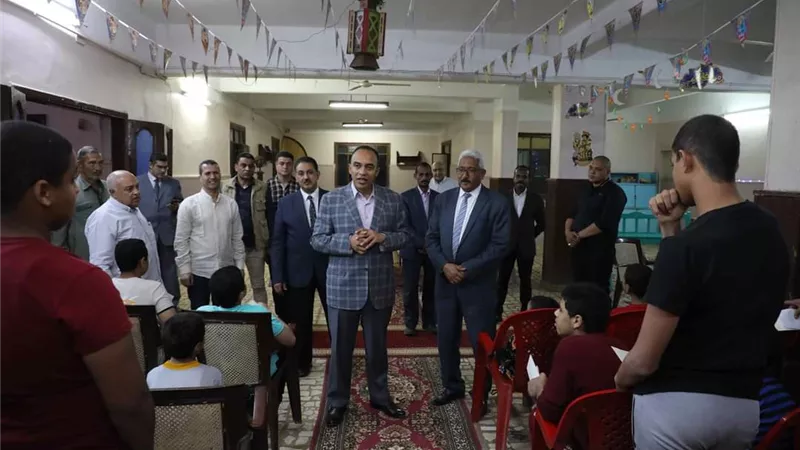 نائب محافظ المنيا يهنئ أطفال مؤسستي البنين والبنات بعيد الفطر