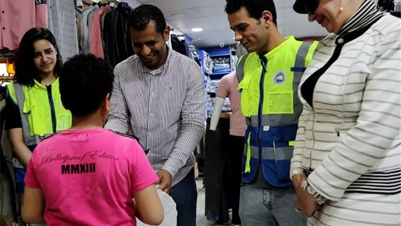 مستقبل وطن بدر يوزع ملابس العيد مجاناً على الأيتام.. بالفيديو
