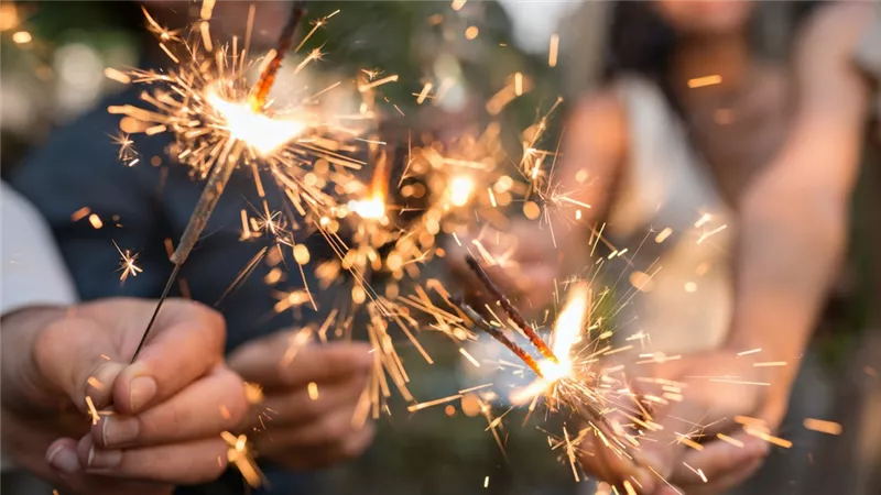 تصل للسجن.. عقوبة حيازة الألعاب النارية والصواريخ في عيد الفطر