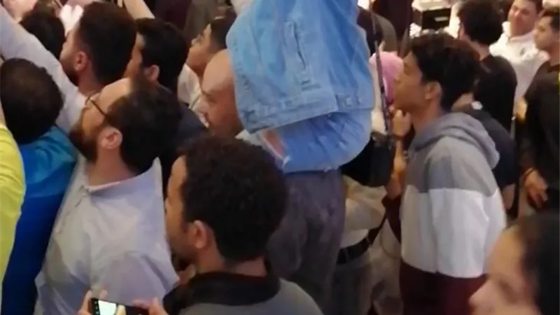 الجمهور يلتف حول محمد رمضان فى العرض الخاص لفيلم هارلي