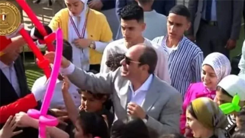 الرئيس السيسي يوزع الهدايا والألعاب على أبناء الشهداء
