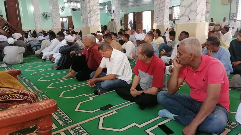 رئيس مدينة مرسى علم يؤدى صلاة عيد الفطر بمسجد مرسى علم الكبير