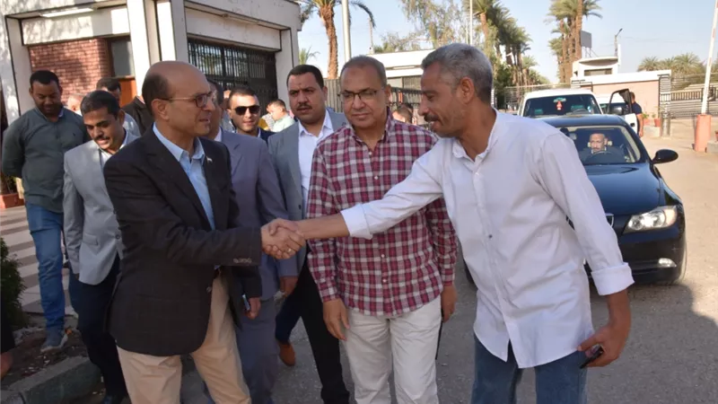 رئيس جامعة أسيوط يهنئ المرضى والعاملين بالمستشفيات بعيد الفطر