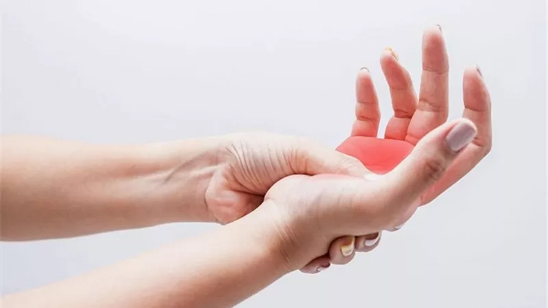 احذر تنميل أصابع اليدين.. علامة على أمراض خطيرة