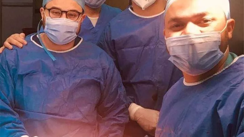 طوارئ المنصورة تجري جراحة معقدة لشباب