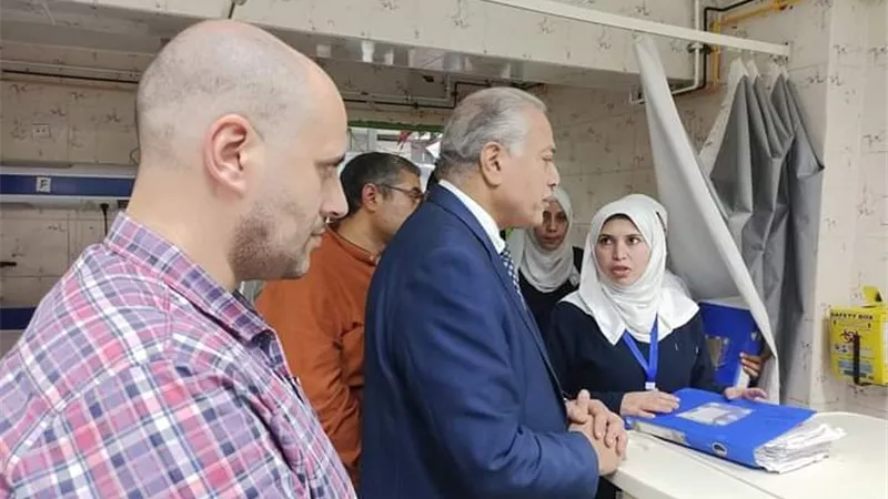 وكيل الصحة بالقليوبية يطمئن علي مصابي حادث طريق شبرا بنها الحر