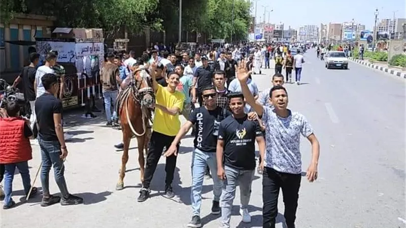 استمرار احتفالات الآلاف من المواطنين بسوهاج