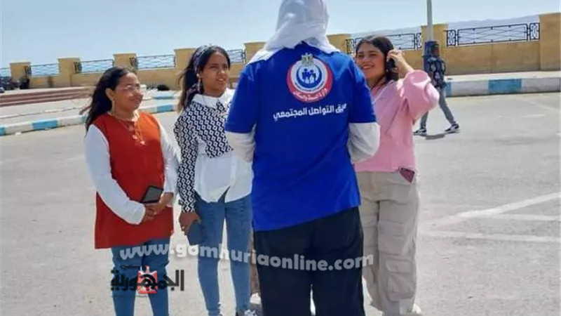 فرق القوافل العلاجية وفرق التأمين الطبي بممشي الكورنيش بالسويس