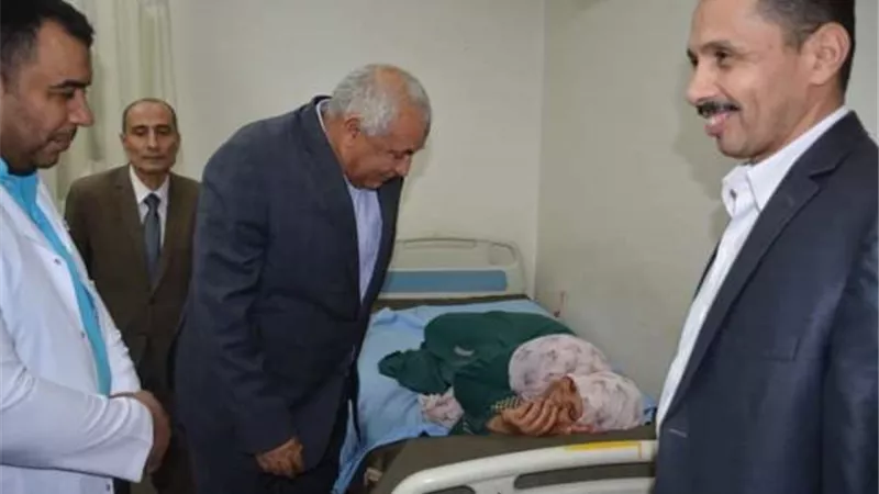محافظ الوادي الجديد يزور مستشفى الخارجة ويهنئ المرضي بعيد الفطر