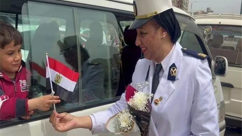 الشرطة تشارك المواطنين الإحتفال بالعيد وتوزع عليهم الهدايا
