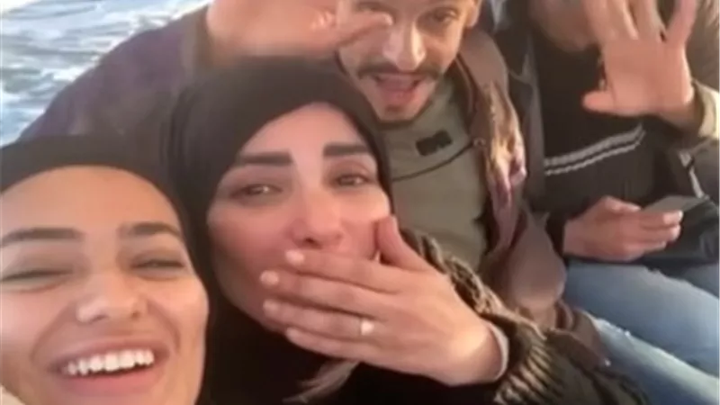 ثراء جبيل برفقة مني زكي وأسرة 