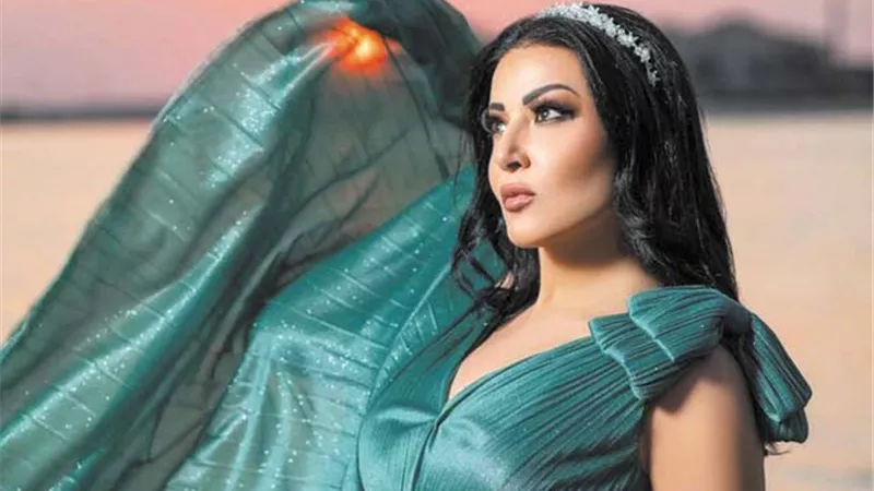 سمية الخشاب : لابسه خرزه زرقا واسمي لوحده علامه
