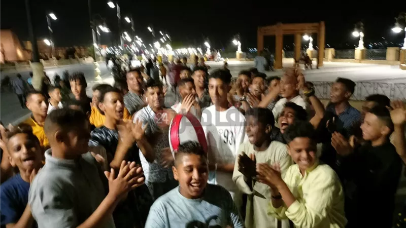 الكورنيش السفلى كامل العدد وحلقات شبابية بالكف والموبايل