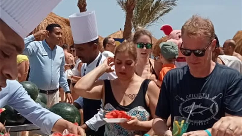مهرجان البطيخ لاسعاد السائحين علي شواطئ مكادي بالغردقة