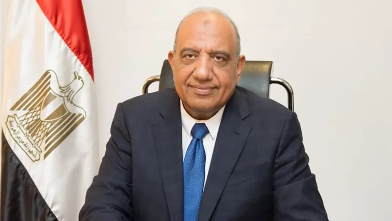وزير قطاع الأعمال يتلقى تقريراً حول أداء قطاع الصناعات المعدنية