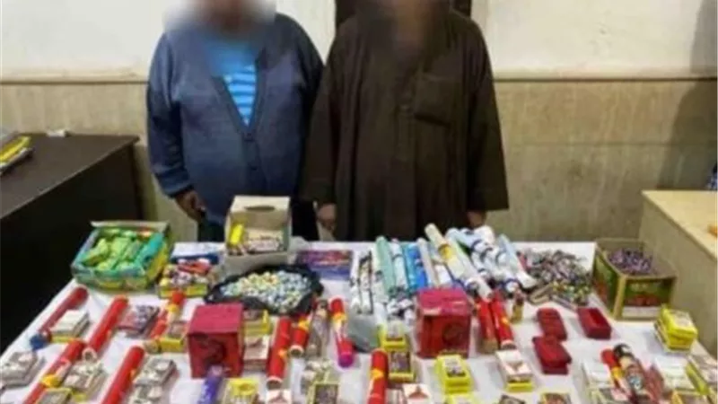 ضبط 5 أشخاص بـ20 ألف لعبة نارية بالبحيرة