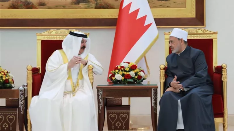 شيخ الأزهر يتبادل التهنئة بعيد الفطر المبارك مع ملك البحرين