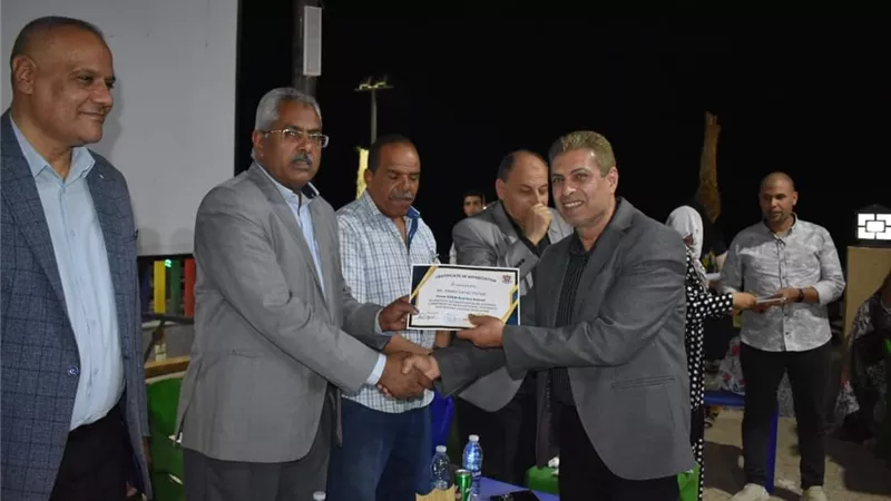 السكرتير العام المساعد لمحافظة البحر الأحمر يكرم المعلمين والطلاب