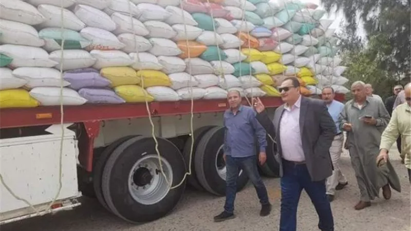 وزير الزراعة يتابع حصاد القمح ويشيد بالفلاحين في الإدارات المعنية