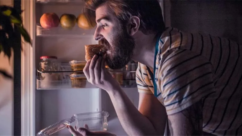 5 عادات يومية تجعلنا نشعر بالمريض.. أهمها.. الإفراط في الأكل