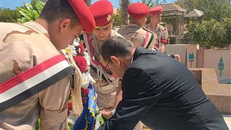 وضع إكليل الزهور على النصب التذكاري للجندي المجهول بالعريش