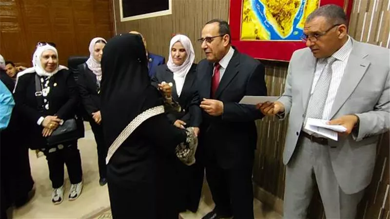 محافظ شمال سيناء يسلم أراضي ورخص لأهالى العريش