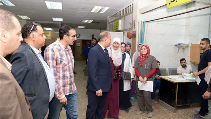 رئيس جامعة المنصورة يفاجئ المستشفيات الجامعية