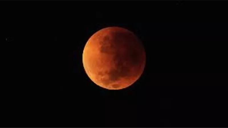 خسوف كلى للقمر يظهر لسكان الأرض الشهر القادم
