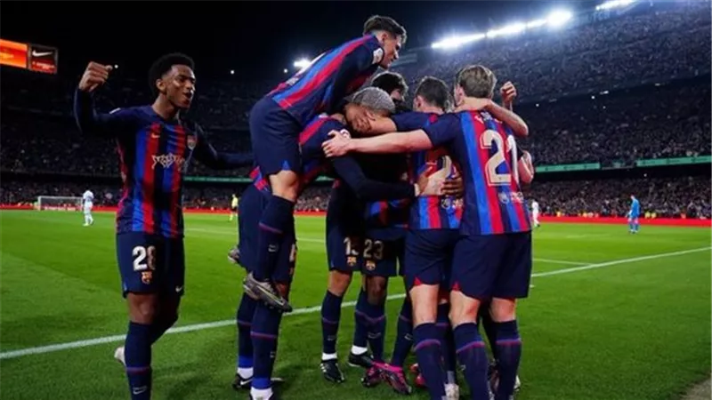 ليفاندوفسكي يقود تشكيل برشلونة المتوقع لمواجهة رايو فاييكانو