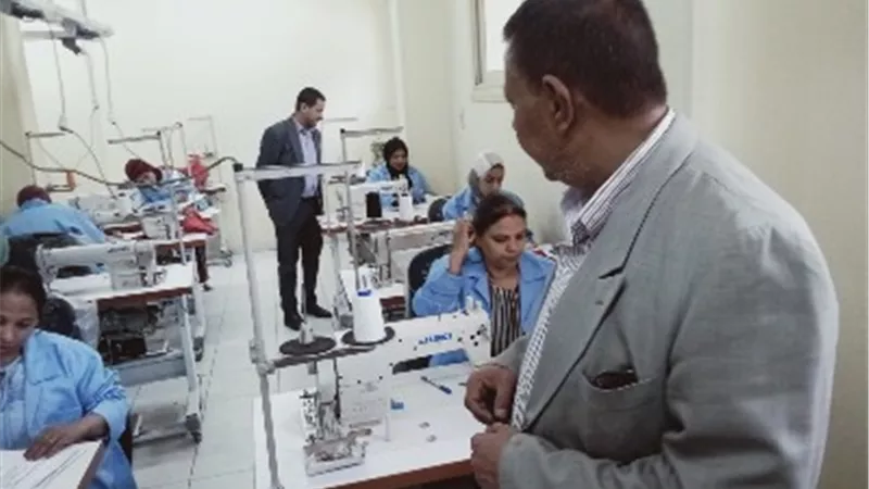 القوى العاملة تختتم دورة تدريب للفتيات على التفصيل والحياكة بقنا