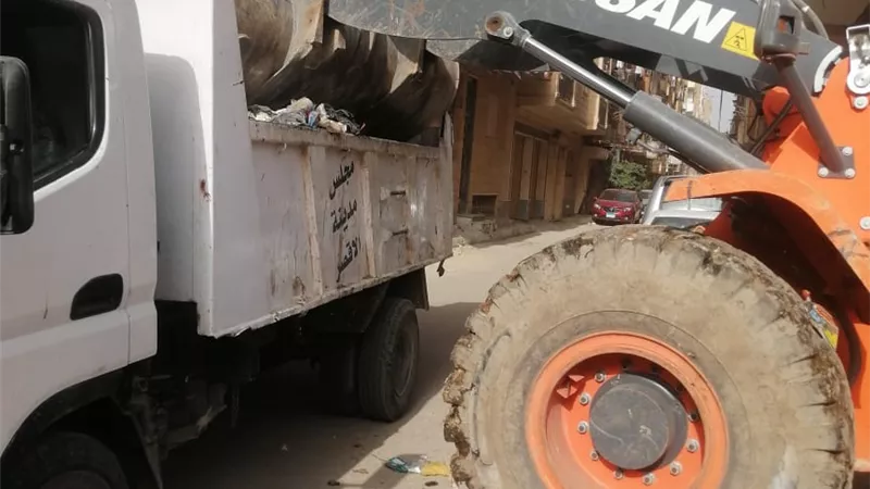 حملات نظافة مكثفة لرفع القمامة والمخلفات بمدينة الأقصر