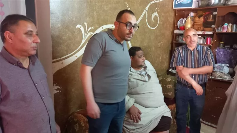 محافظ بني سويف يوجه بالكشف على شاب مصاب بداء الفيل