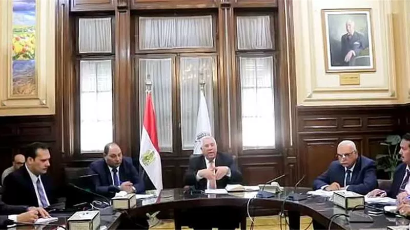 وزير الزراعة يشدد على متابعة حصاد القمح وتفعيل الزراعة التعاقدية
