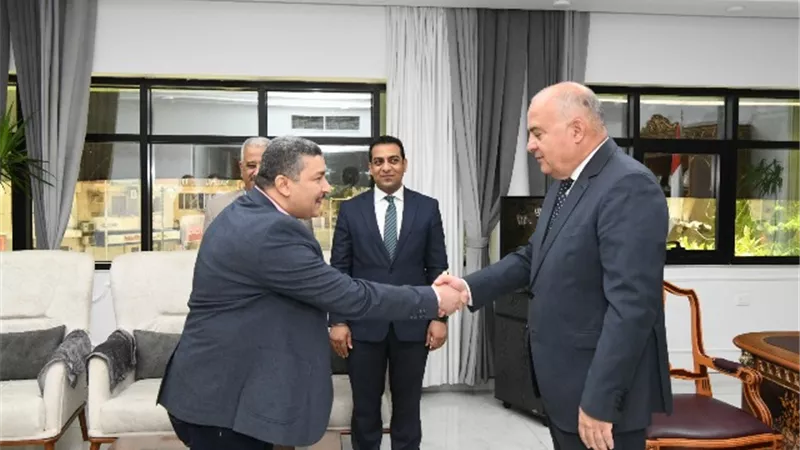 محافظ قنا يشهد حلف اليمن الدستوري لمدير إدارة التخطيط بالديوان